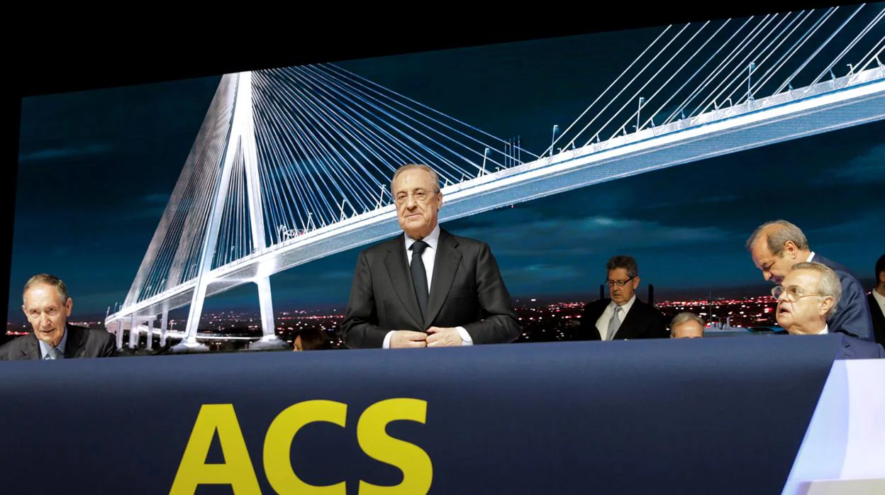 El presidente de ACS, Florentino Pérez (c), durante la junta de accionistas de la compañía, este viernes en Ifema, en Madrid