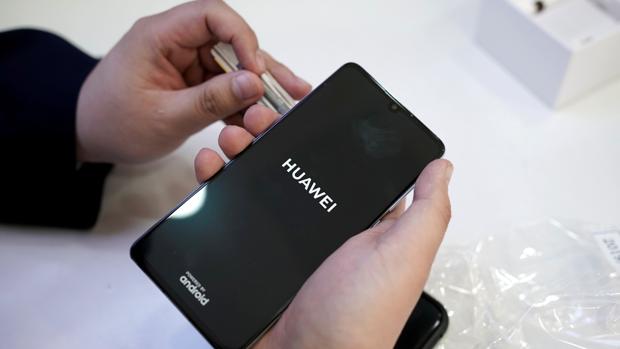 Dos firmas de telefonía japonesas retrasan el lanzamiento del último modelo de Huawei