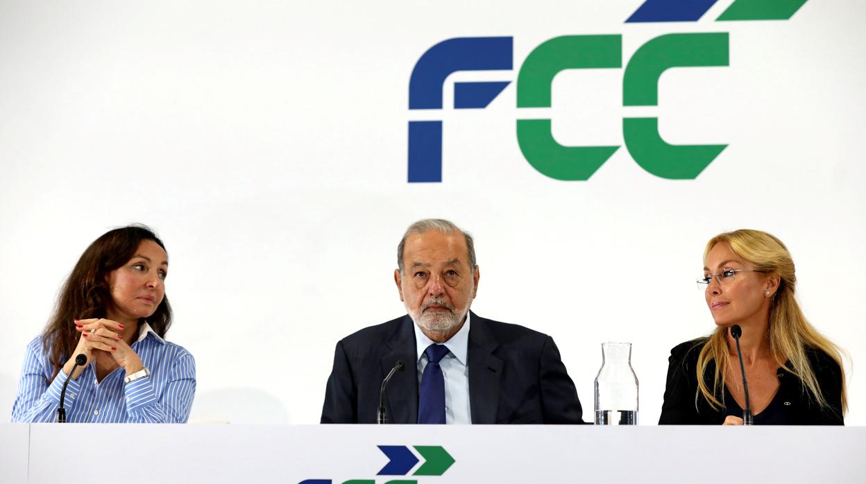 Carlos Slim, centro, es el máximo accionista del grupo constructor junto a la presidenta de la compañía, Esther Koplowitz (dcha) y Alicia Koplowitz (izda)