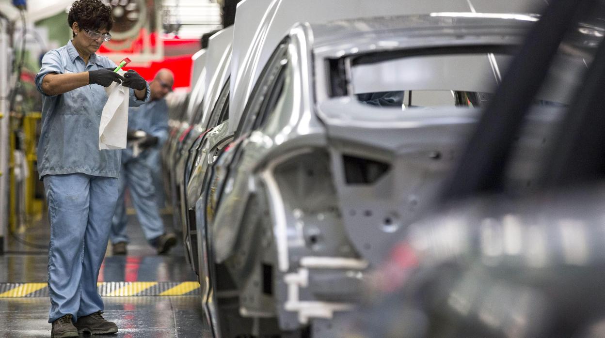 Trabajadores en la fábrica de Ford en Almussafes, Valencia