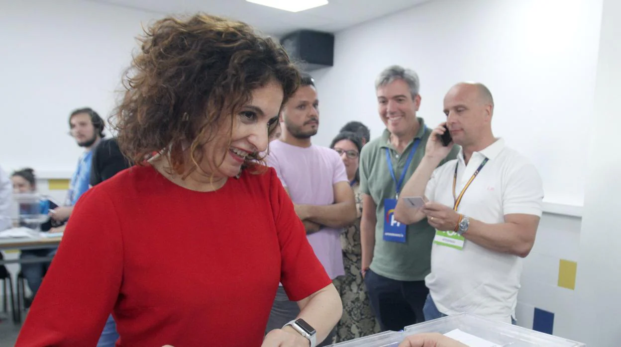 La ministra de Hacienda en funciones, María Jesús Montero, ayer, votando en Sevilla