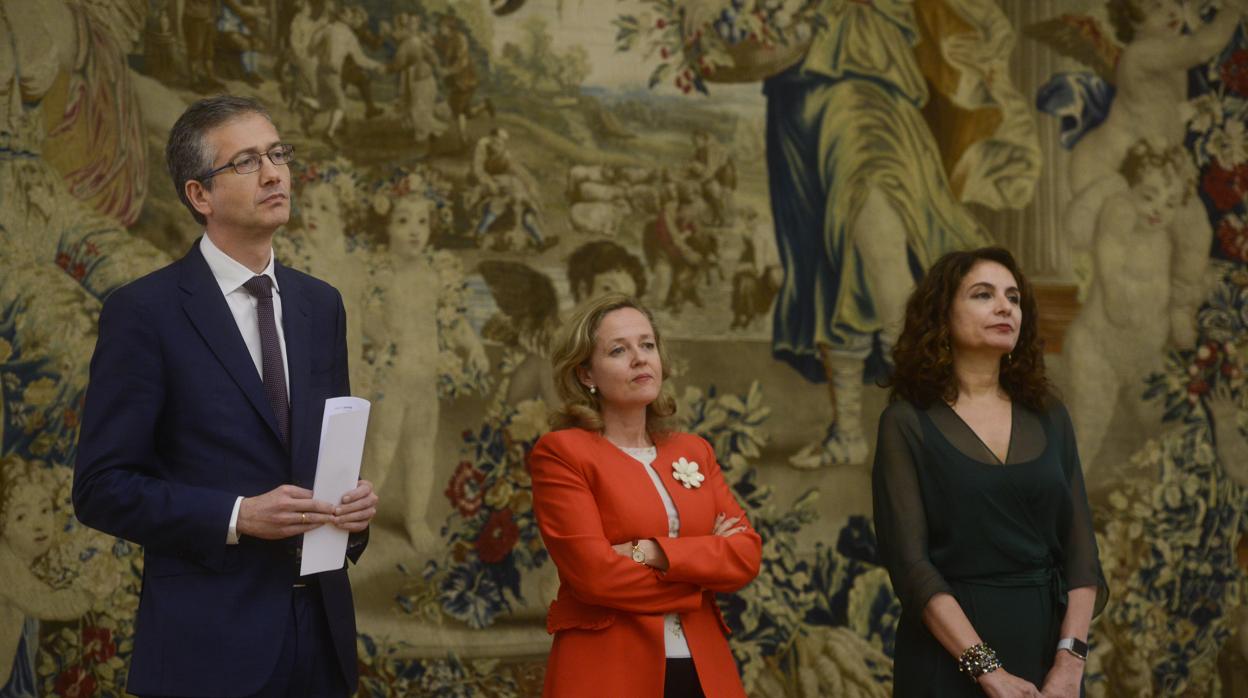 El gobernador del Banco de España, Pablo Hernández de Cos, junto a la ministra de Economía, Nadia Calviño, y la de Hacienda, María Jesús Montero