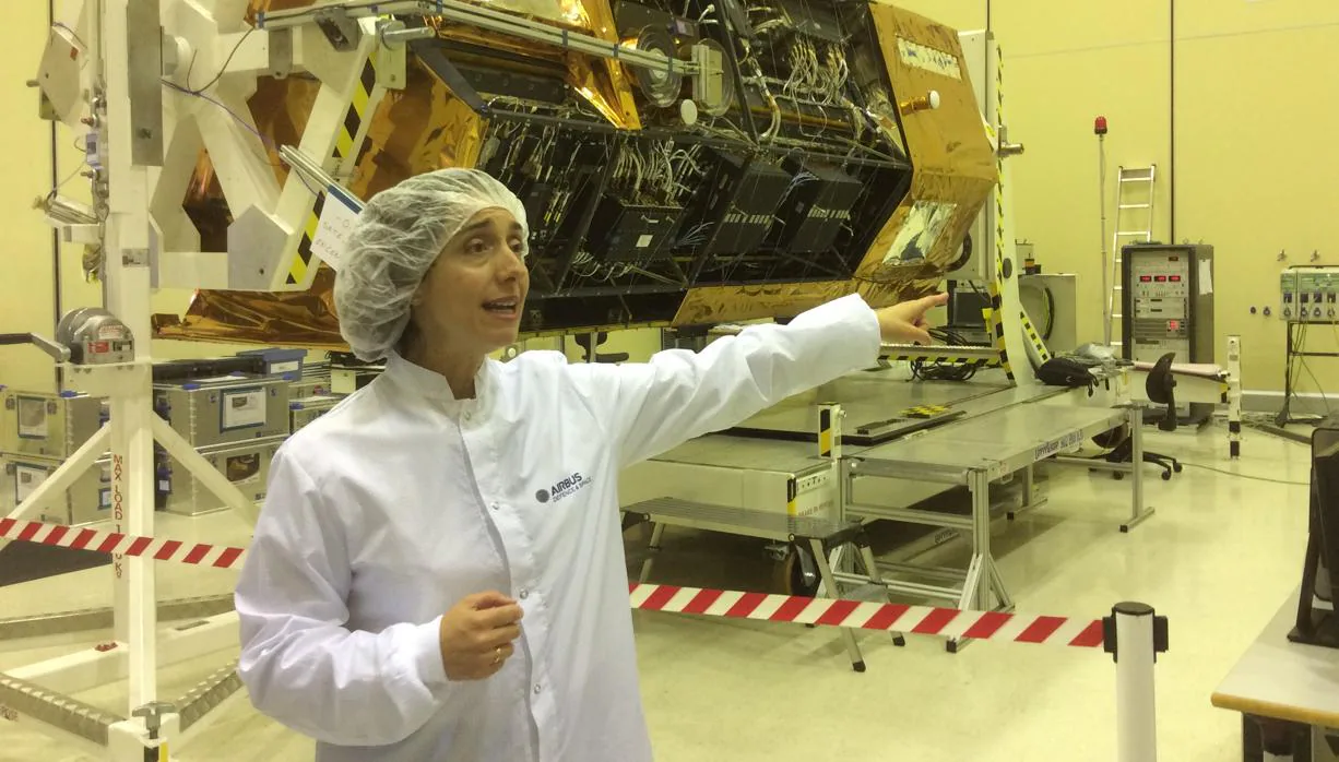 Mar Fernández, directora comercial de Space Systems de Airbus, explica las funciones del satélite PAZ
