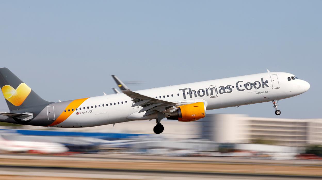 Un avión de Thomas Cook despega del aeropuerto de Palma de Mallorca
