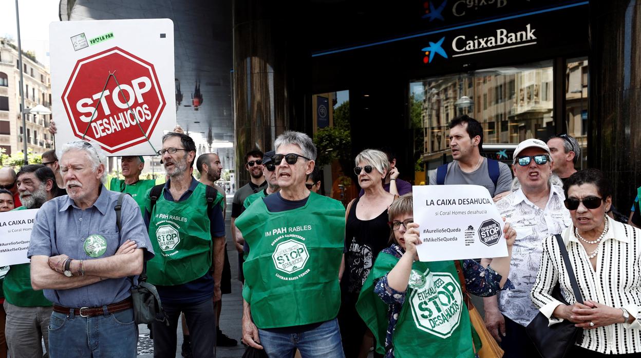 La plataforma Stop Desahucios durante una concentración convocada el pasado martes frente a una entidad bancaria en Pamplona