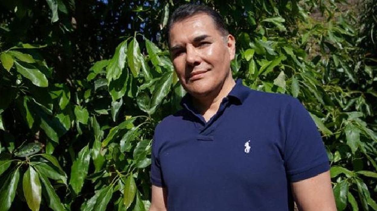 Xavier Equihua, CEO y presidente de la WAO, en una plantación de aguacates en Vélez-Málaga