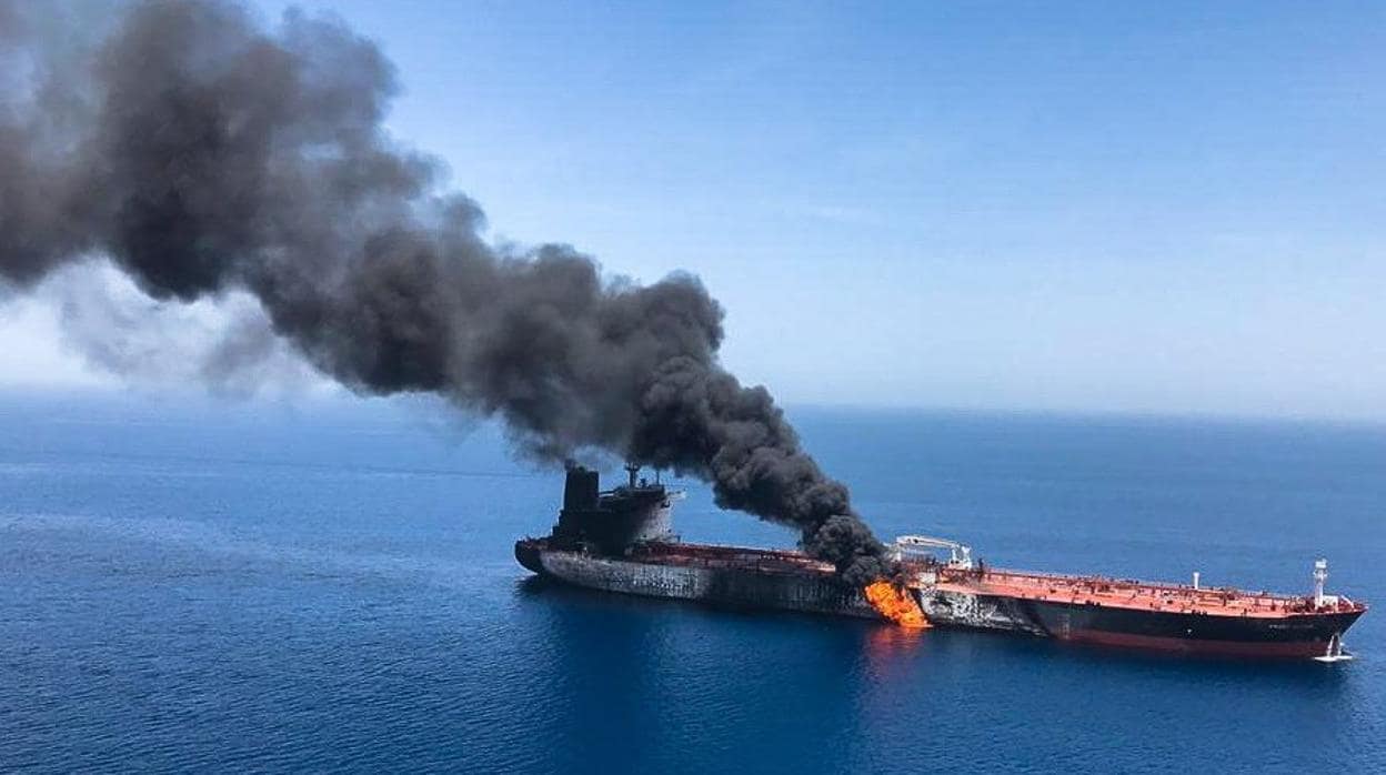 Imagen del buque petrolero noruego Front Altair en llamas