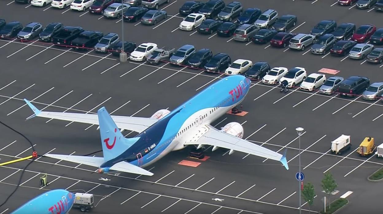 Un Boeing 737 MAX aparcado en el estacionamiento de la compañía en su fábrica de Renton