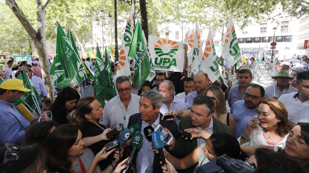 El secretario general de Asemesa, Antonio de Mora, hace declaraciones a los periodistas durante una protesta en Sevilla