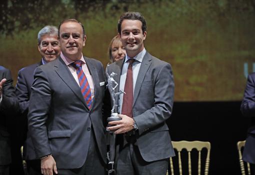 Jesús Carnerero, director general de Livelink Motor, recogiendo el premio de la Cámara de Comercio de Sevilla