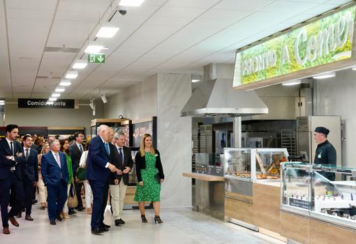 Juan Roig y otros responsables durante la visita institucional a la tienda