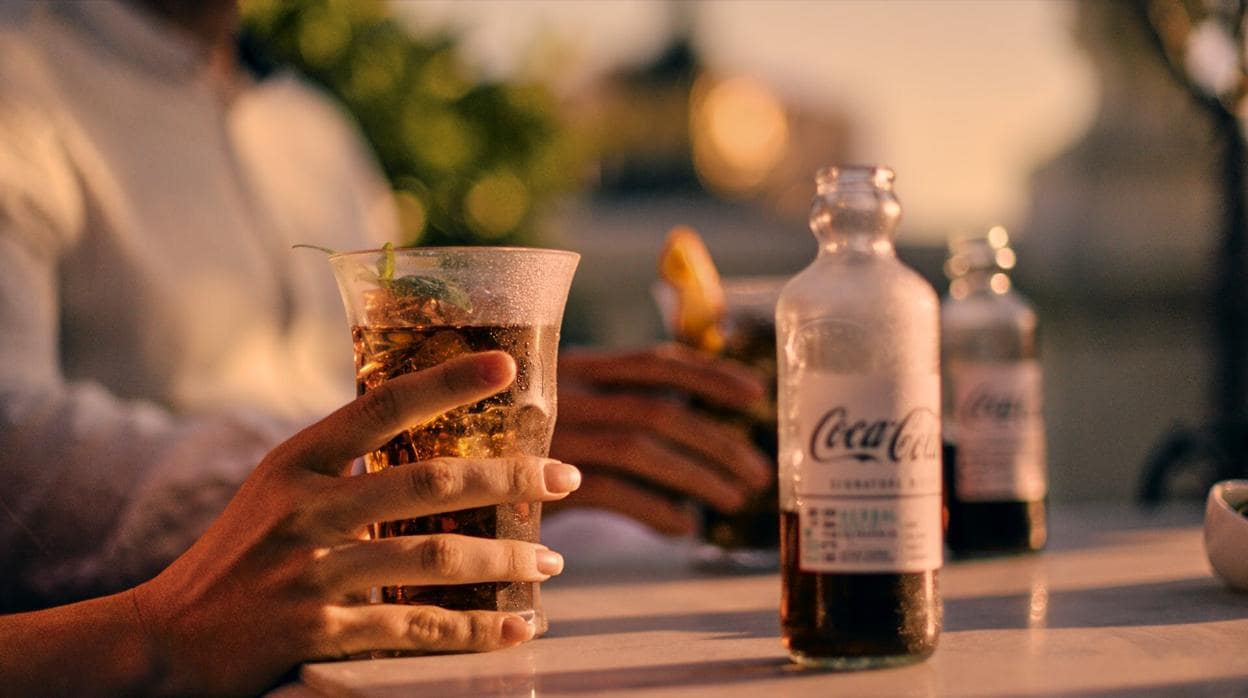 Para la comercialización de su último lanzamiento, «Signature Mixers», Coca-Cola ha recuperado la botella Hutchinson, con 120 años de historia