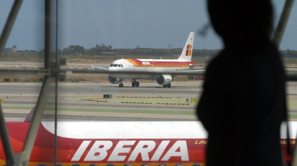 Avión de Iberia en el aeropuerto de Barcelona