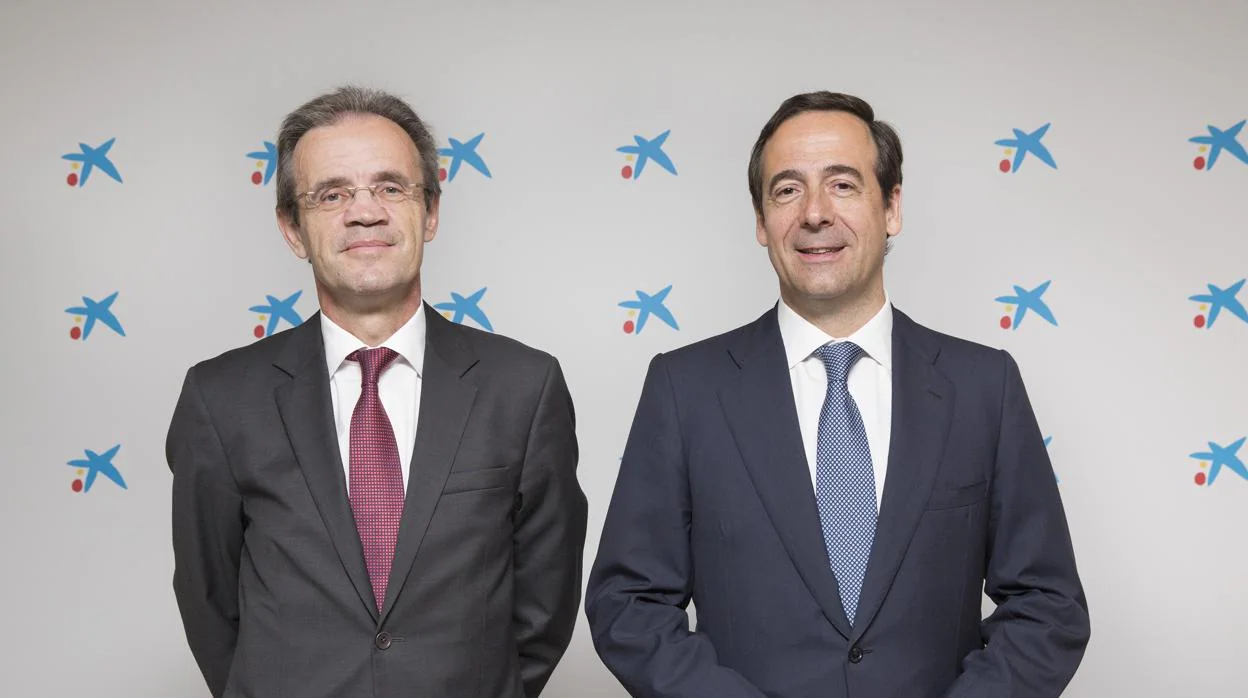 Jordi Gual (izda) y Gonzalo Gortázar, presidente y consejero delegado de Caixabank, respectivamente
