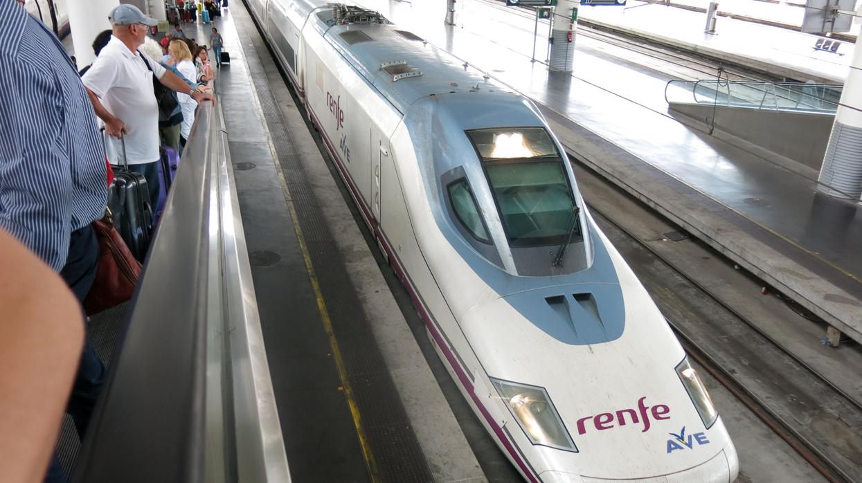 Tren de AVE en la estación de Atocha de Madrid