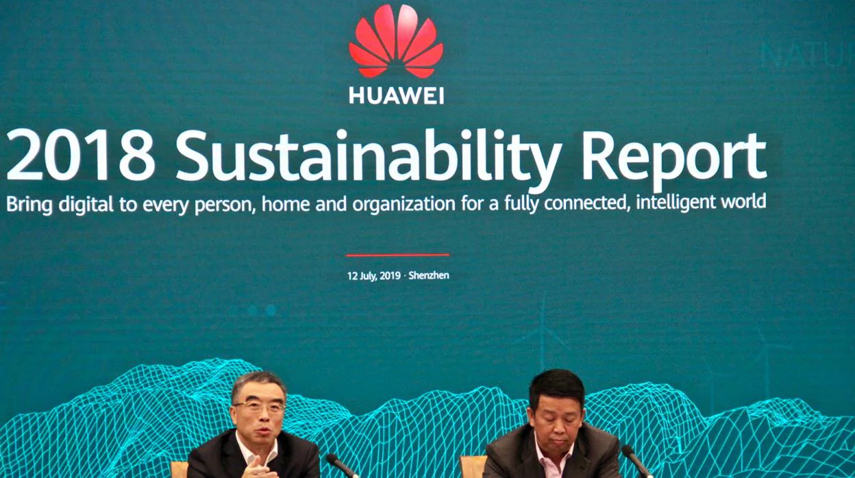 El presidente del consejo de administración de Huawei, Liang Hua (a la izquierda), y el del Comité de Desarrollo Sostenible, Kevin Tao, presentan su informe anual en la sede de Shenzhen