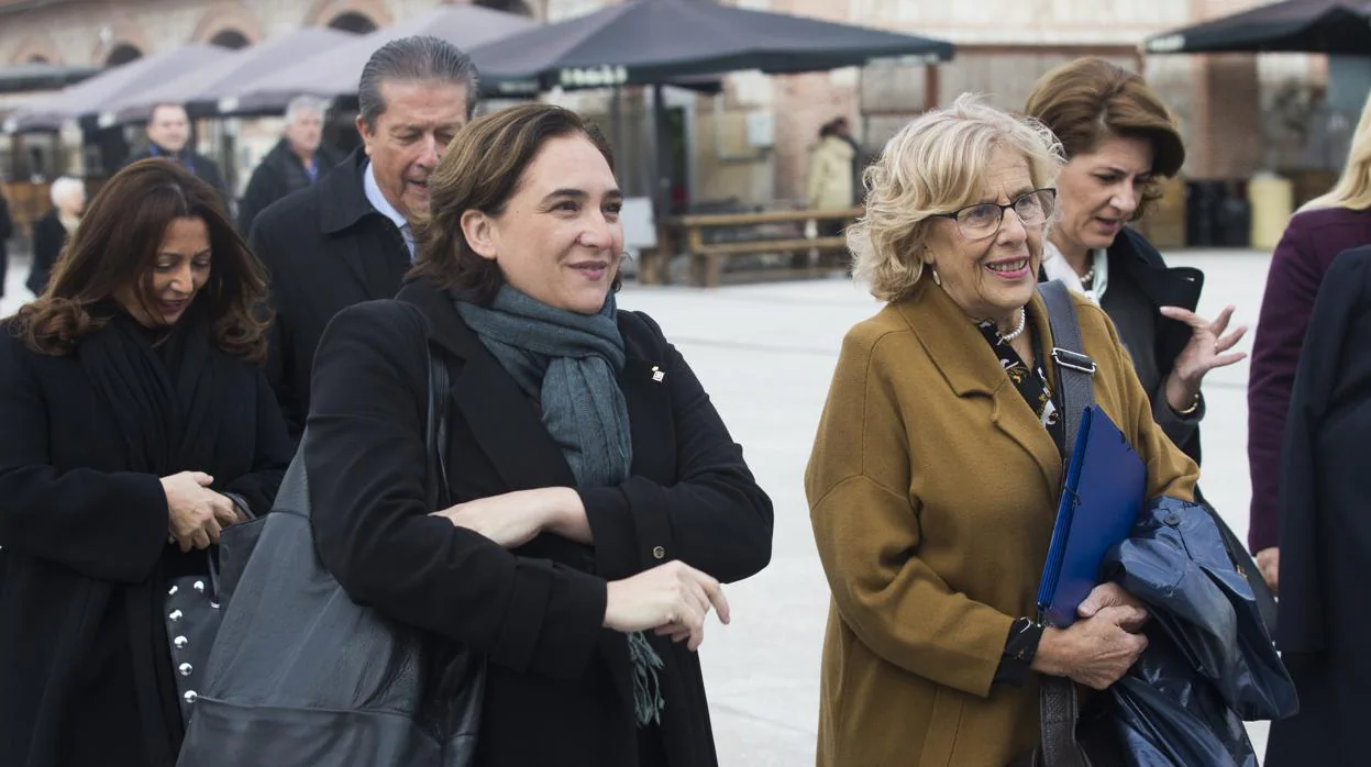 Ada Colau (izq.), alcaldesa de Barcelona, junto a Manuel Carmena, exalcaldesa de Madrid
