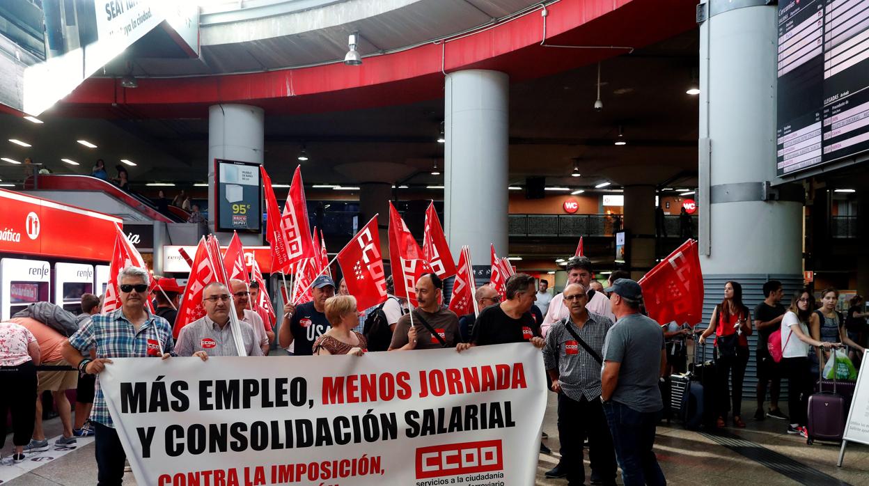 Los trabajadores y trabajadoras de Renfe durante la manifestación convocada esta mañana por Comisiones Obreras (CCOO) en Atocha. La huelga que se inició este domingo a medianoche y que se prolongará hasta las 23 horas de este lunes,