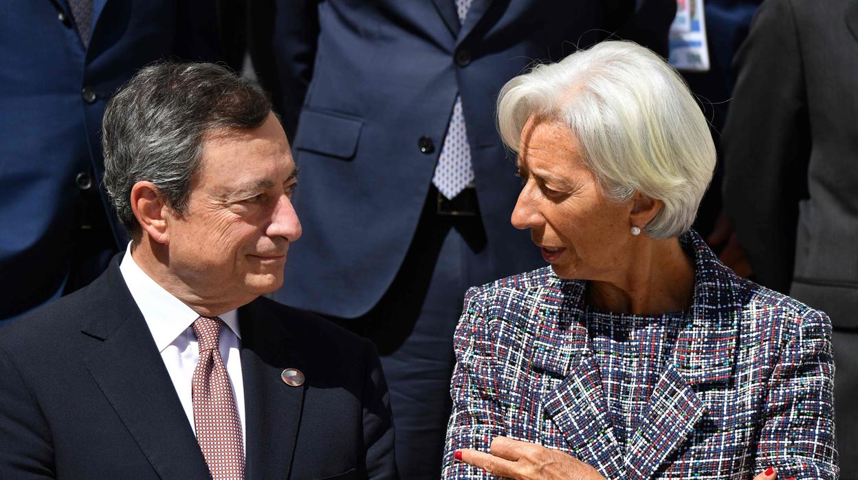 Mario Draghio, presidente del BCE, junto a su próxima sucesora, Christine Lagarde