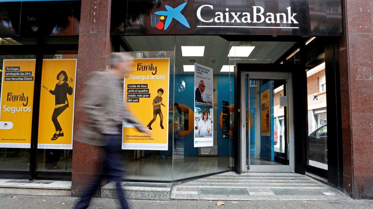 CaixaBank y Sabadell no cobrarán a los clientes por los depósitos pero lo ven lógico a las grandes corporaciones