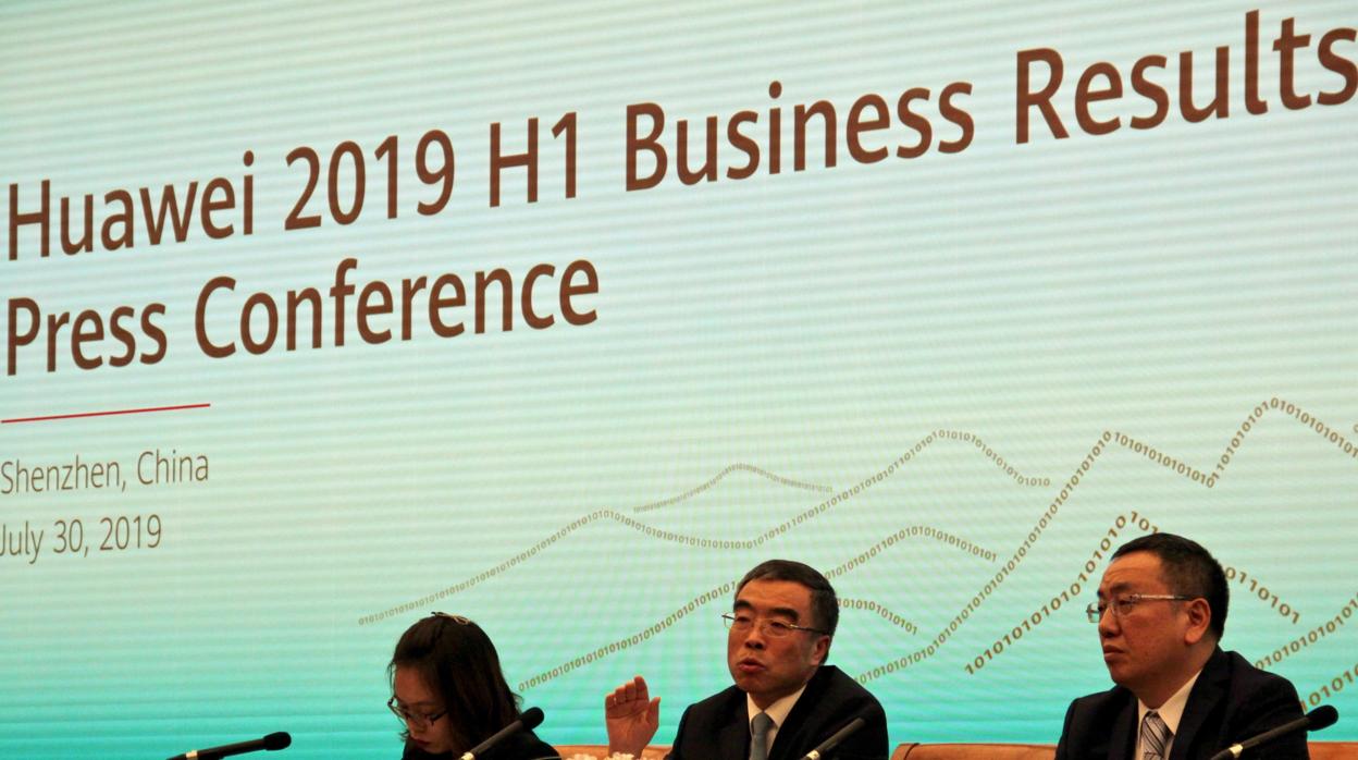 El presidente de Huawei, Liang Hua (en el centro), durante la presentación de los resultados del primer semestre en la sede de Shenzhen