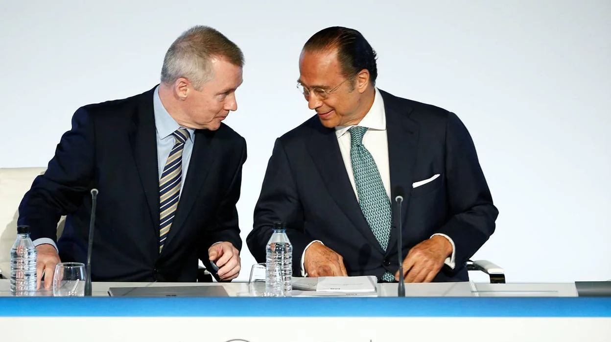 El CEO de IAG Willie Walsh (izda) y su presidente Antonio Vázquez (dcha) durante la junta general de accionistas de IAG (International Airlines Group)
