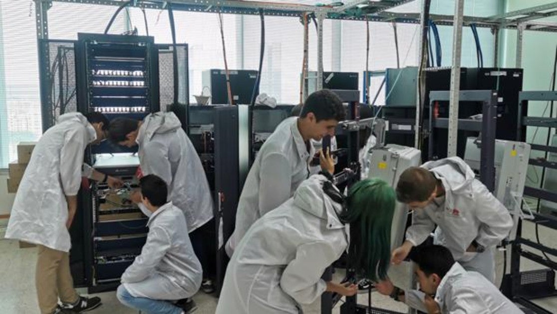 Diez estudiantes españoles de Ingeniería Informática han hecho este verano sus prácticas en la sede de Huawei en Shenzhen.