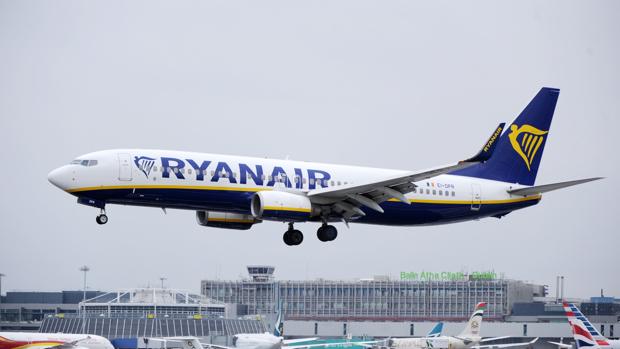Los pilotos españoles de Ryanair votarán si realizar movilizaciones ante la amenaza de despidos