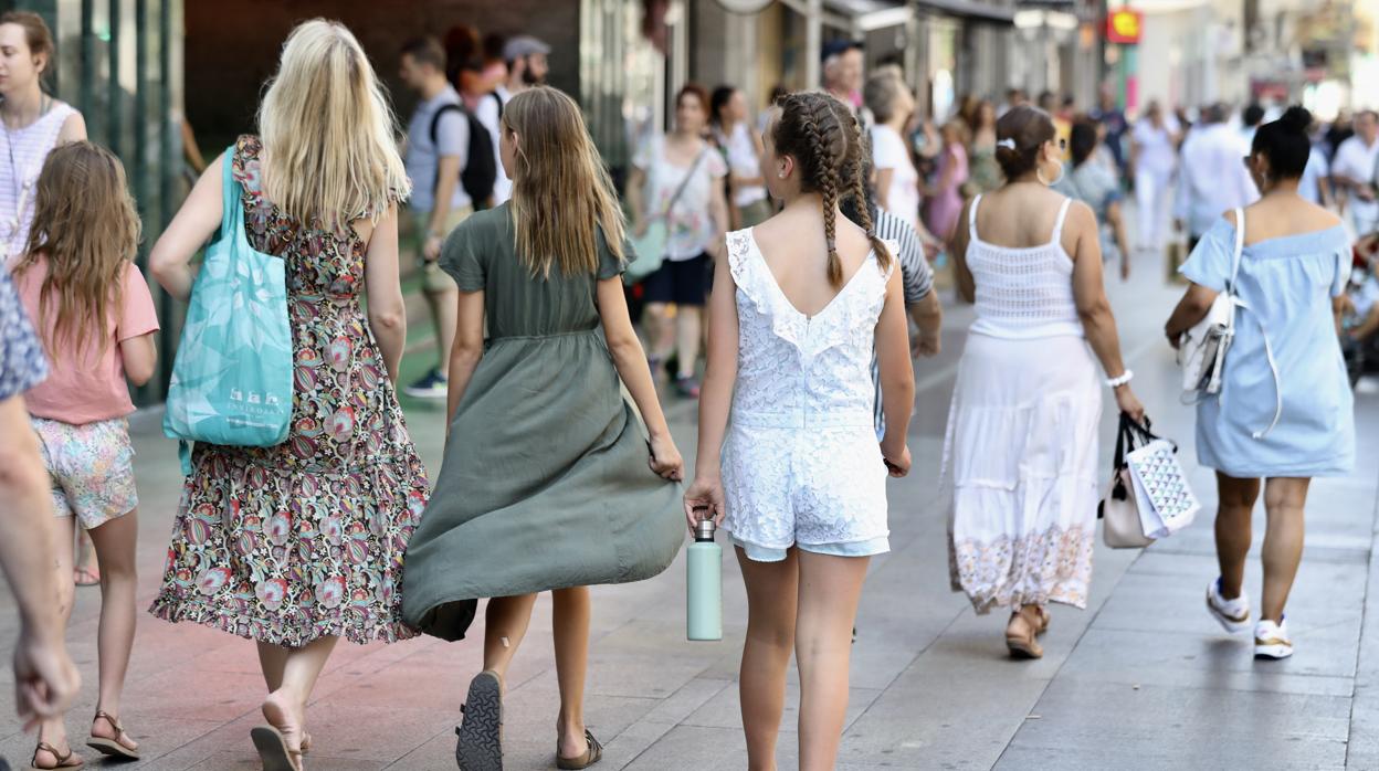 Turistas pasean por las calles de Madrid