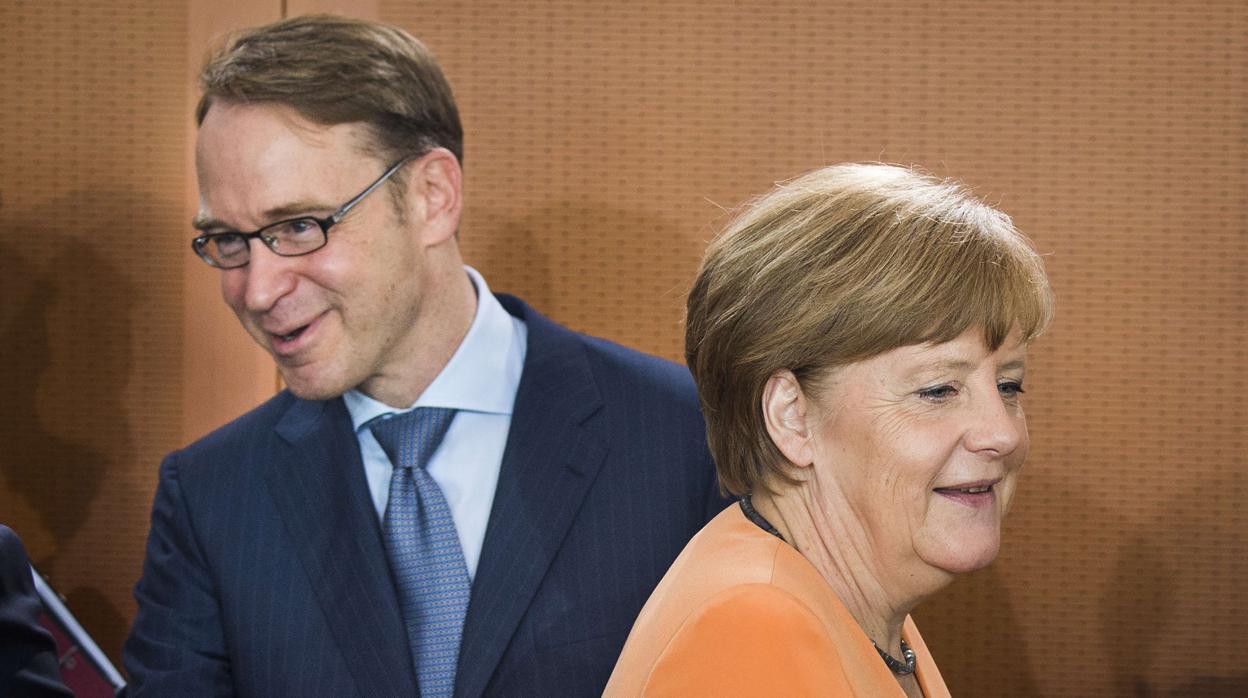La canciller de Alemania, Angela Merkel (d), y el presidente del Bundesbank, Jens Weidmann (i)