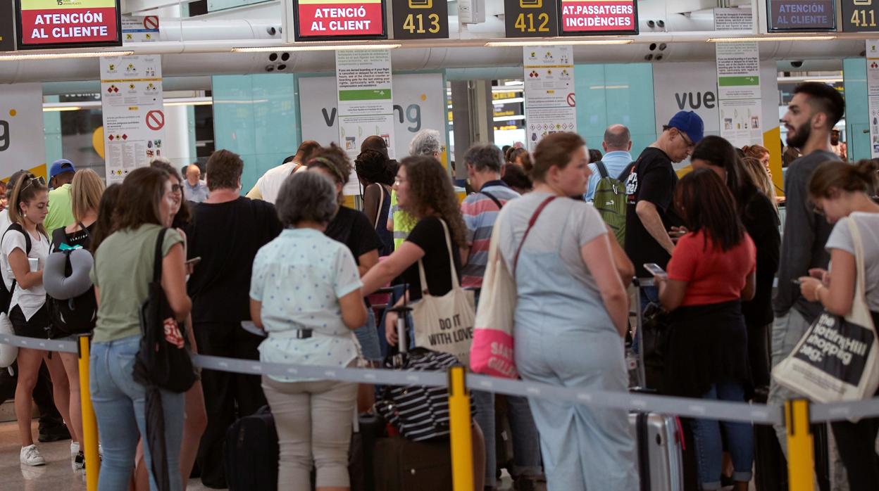 Esperas frente a los mostradores de Vueling, durante la huelga de Iberia del pasado 27 de julio