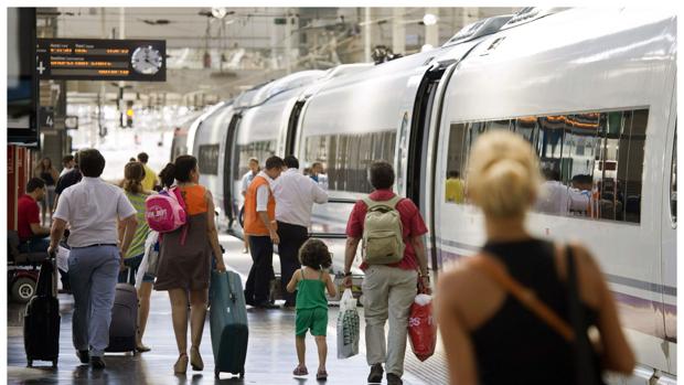 Renfe saca a concurso la atención de viajeros a bordo de sus trenes de Larga Distancia y Alta Velocidad