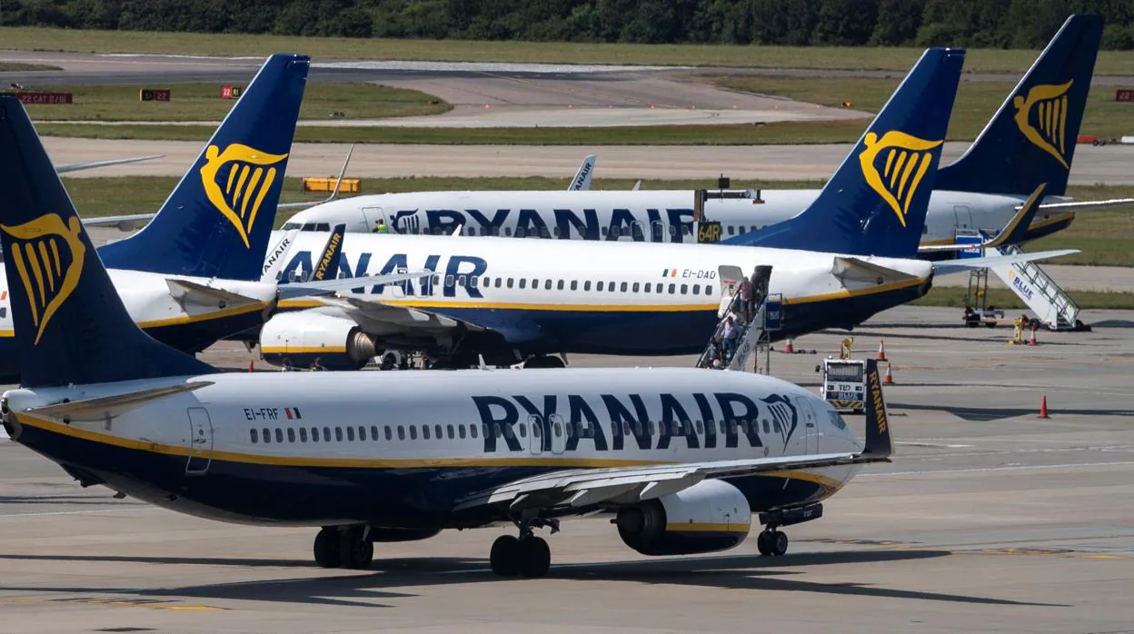 El cierre de las bases de Ryanair amenaza con despedir a 512 empleados de la aerolínea