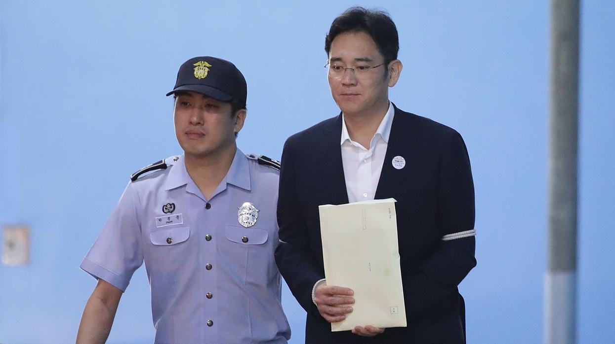 Lee Jae-yong, acompañado por un policía