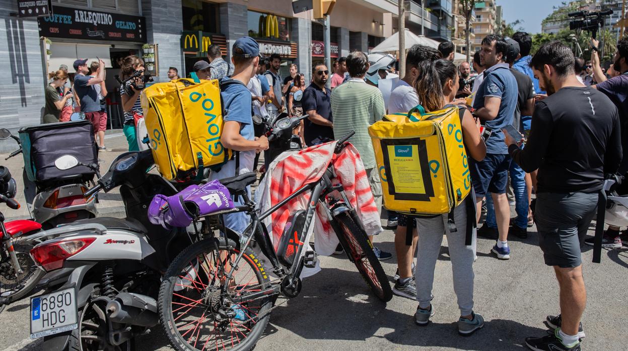 Un repartidor de Glovo: «Llegué a trabajar 14 horas descansando un día a la semana»