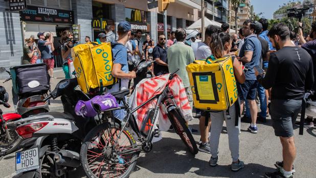 Un repartidor de Glovo: «Llegué a trabajar 14 horas descansando un día a la semana»