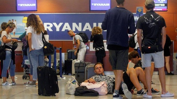 La huelga del personal de cabina de Ryanair se salda con seis vuelos cancelados