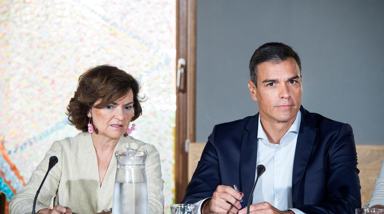 l presidente del Gobierno en funciones,Pedro Sánchez, acompañado por la vicepresidenta en funciones,Carmen Calvo,