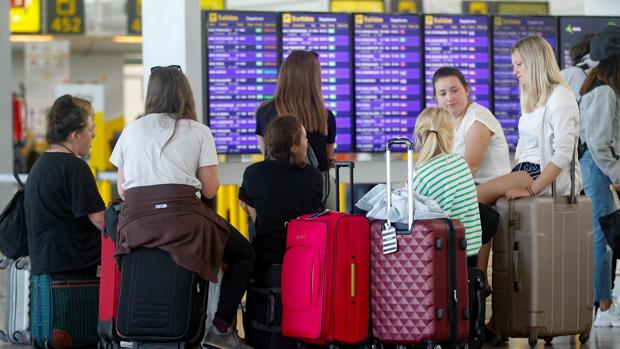 Las aerolíneas incumplen el 90% de las quejas de los consumidores, según Adicae