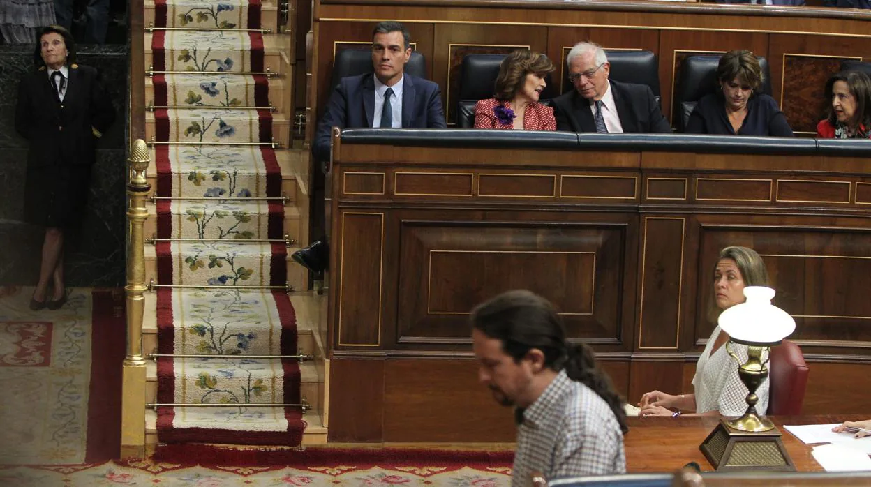 Sánchez observa a Iglesias duarnte la tercera jornada del debate de investidura fallida el pasado mes de julio