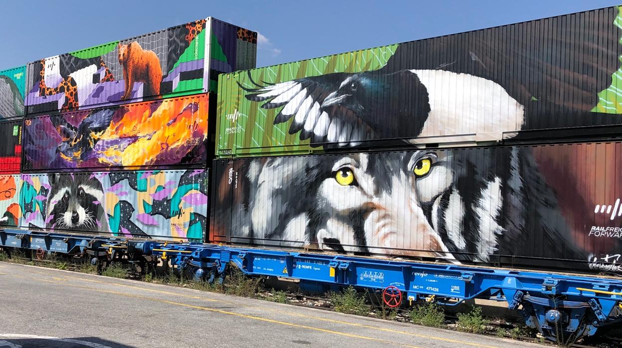 Artistas urbanos de los países involucrados han pintado los contenedores del Tren de Noé