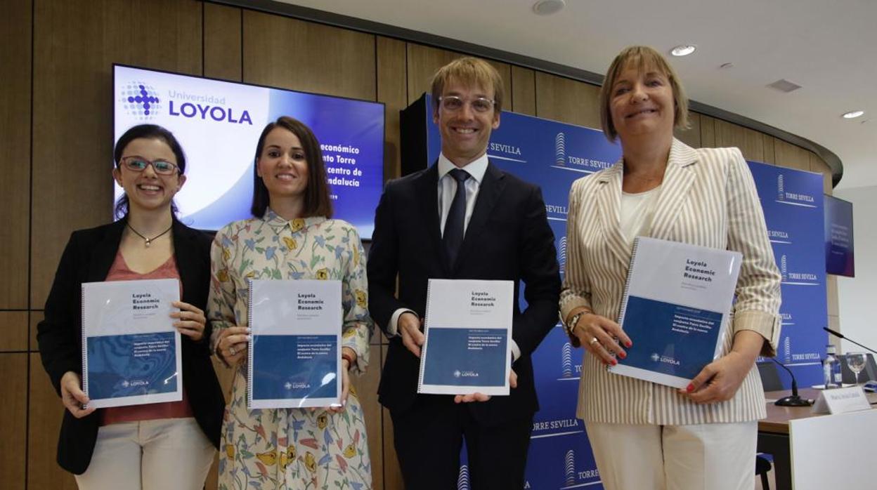 Pilar Campoy y Carmen Delgado -a la izquierda-, profesoras de Economía de la Universidad Loyola, junto a Jordi Soldevila, administrador de Puerto Triana, y María Jesús Catalá, directora de CaixaBank en Andalucía occidental