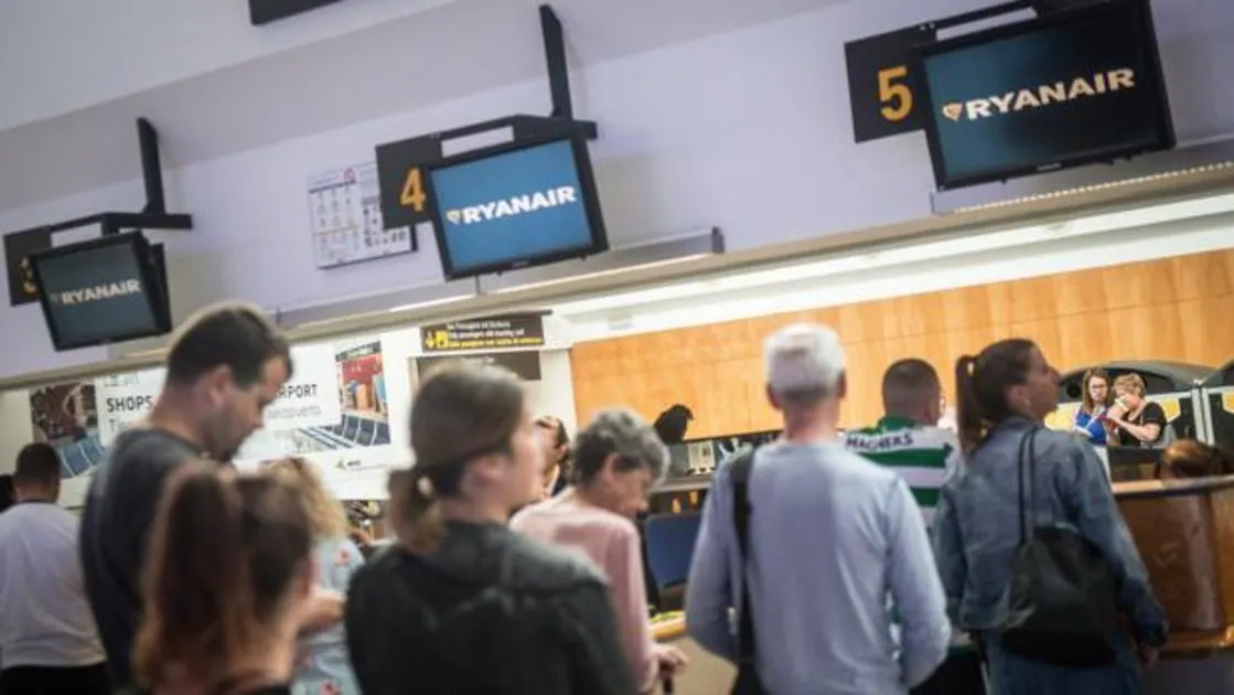 Un grupo de pasajeros espera para facturar su equipaje en el mostrador de Ryanair en el aeropuerto César Manrique de Lanzarote