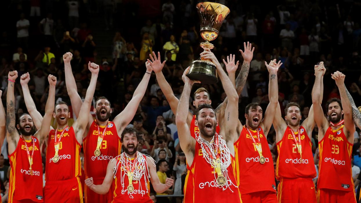 El alero de la selección española de baloncesto Rudy Fernández y sus compañeros, con el trofeo que les acredita vencedores del Mundial de Baloncesto de China 2019