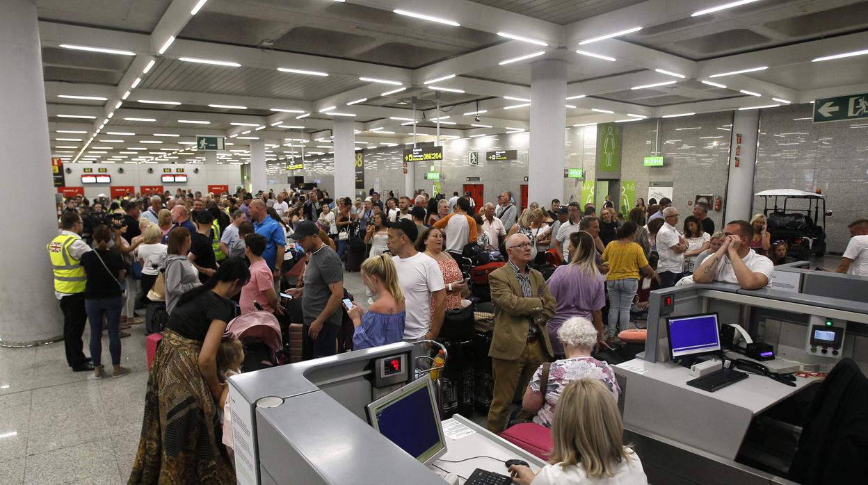 Foto del Aeropuerto de Palma de Mallorca (Baleares) y de las Oficinas de Thomas Cook en la isla tras el anuncio de la quiebra de la agencia de viajes