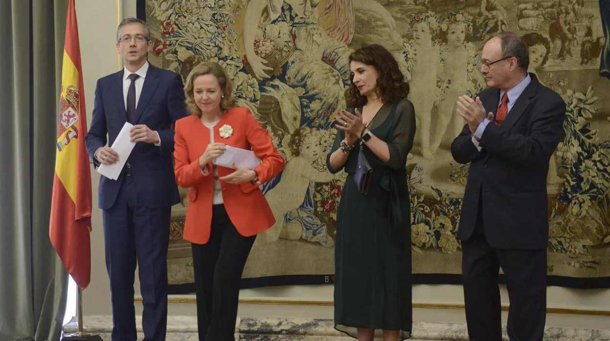 El gobernador del Banco de España, Pablo Hernández de Cos, junto a la ministra de Economía, Nadia Calviño, y la de Hacienda, María Jesús Montero