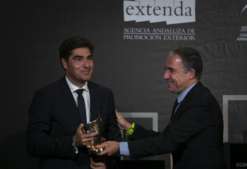 Ángel haro, presidente de Prodiel, recogió el premio de manos del consejero Elías Bendodo