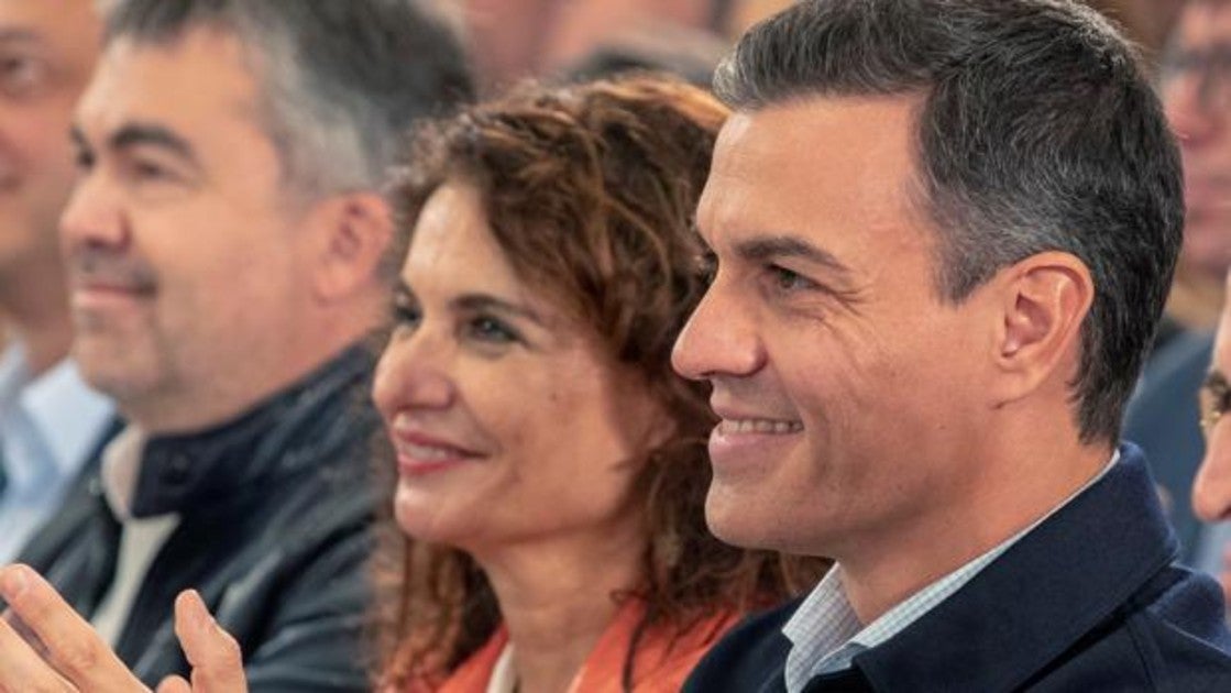 Pedro Sánchez, junto a la ministra de Hacienda, en un acto del PSOE