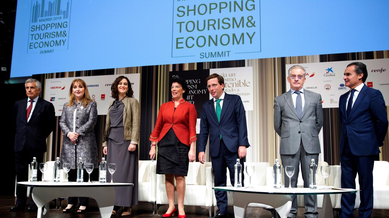 De izq. a dcha., Juan Antonio Samaranch, pte. del comité organizador del foro; Gloria Guevara, pta. de World Travel &amp; Tourism Council; Isabel Díaz Ayuso, pta. de la Comunidad de Madrid; Isabel Celaá, ministra de Educación y portavoz del Gobierno; José Luis Martínez-Almeida, alcalde de Madrid; Manuel Butler, dtor. ejecutivo #de la Organización Mundial del Turismo; y Rafael Herrador, director territorial de Madrid de Caixabank