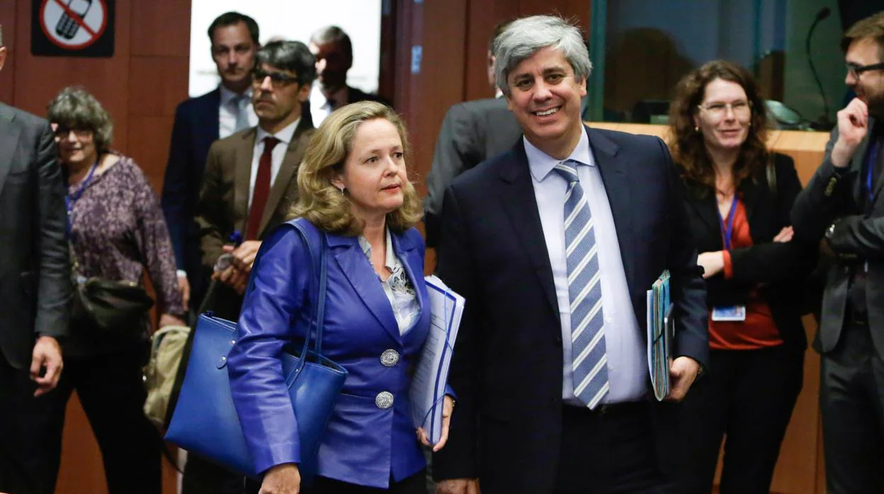La ministra de Economía, Nadia Calviño (izda) junto a su homólogo portugués y ministro de Economía, Mario Centeno